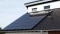 Pildil on kujutatud fotogalvaanilist süsteemi katusel elektrienergia tootmiseks, näiteks küttesüsteemi käitamiseks.